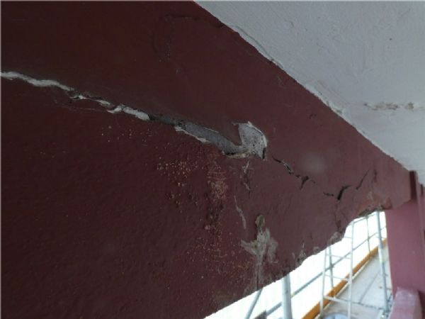 4 Una de las vigas de hormign antes de reparar