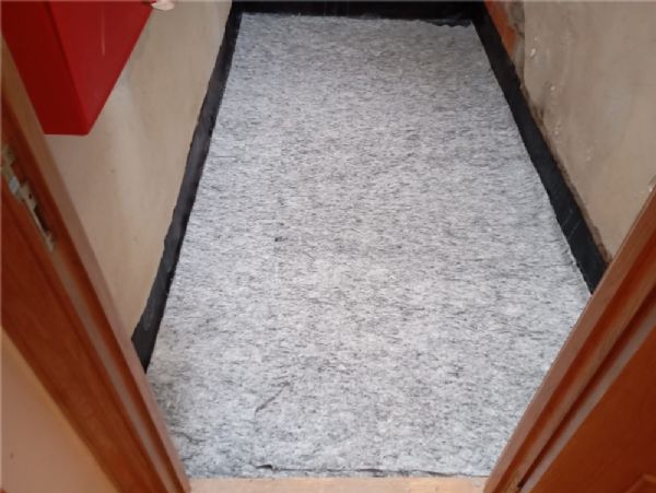 16 Colocar geotextil en suelo de patio