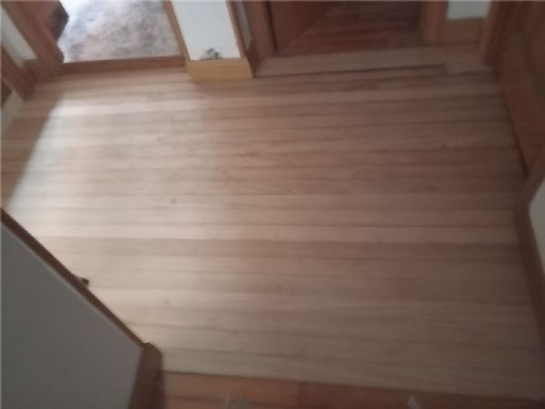 24 La tarima del pasillo reparada