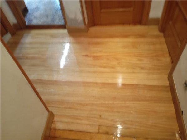25 La tarima del pasillo acuchillada y barnizada