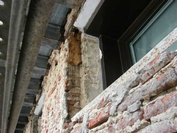 una vez picado el raseo nos hemos encontrado que en el último piso había un entramado de madera muy deteriorado