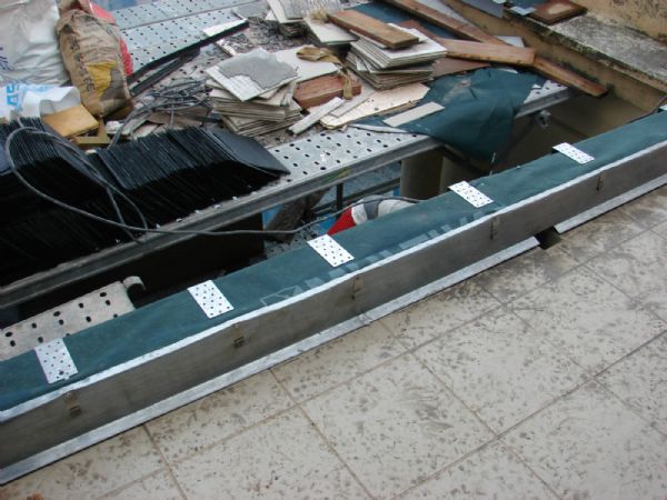 El encuentro de la parte superior de la mansarda con a terraza del  piso superior se ha realizado con un conjunto de piezas de zinc. En esta imagen se observa la pieza exterior