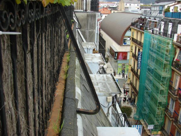 Estado de antes de la obra donde los anclajes perforaban el zinc, rompiendo la impermeabilidad. Asimismo la barandilla quedaba colocada ms adentro, quedando un hueco entre la barandilla y el bordillo de difcil acceso para la limpieza.

