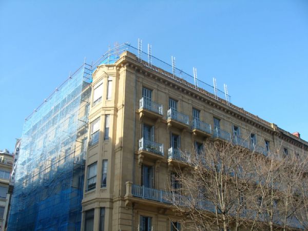 An dos de las fachadas se ha colocado andamio como proteccin y en la fachada de la plaza se coloc barandilla en la cubierta y andamio de paso calle abajo