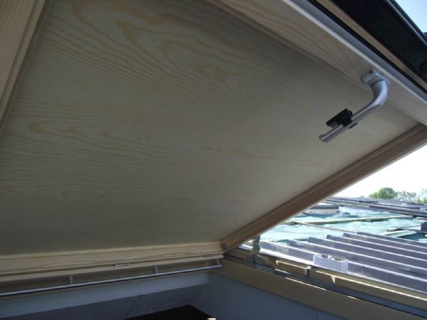 Algunos veluxs han sido adaptados a la actividad del local. En este caso era necesario que  se redujera el calor que pudiese pasar por el velux, por lo que se le coloc una lamina reflectante haca el exterior, se coloc poliestireno extruido y se remat con tablero por el interior.