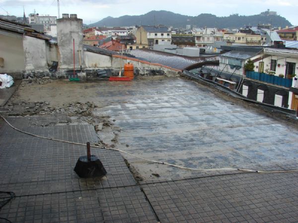 Se realiza la demolicin de la capa de baldosa hidraulica y la capa de mortero, sin eliminar la tela asfltica vieja, para evitar filtraciones en el transcurso de las obras