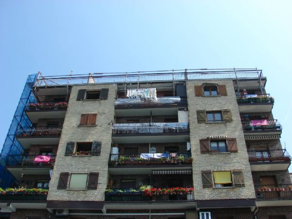 A En la imagen la instalacin  de montacargas y andamio para acceso de trabajadores a la obra en la fachada lateral y colocacin de barandilla de seguridad en la parte frontal 