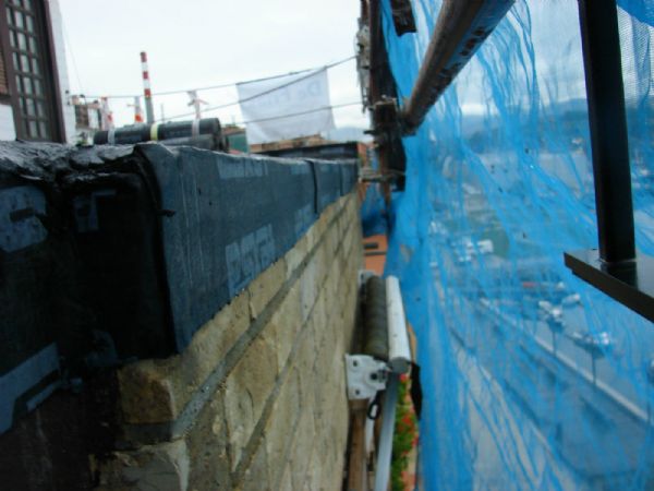 Se bajaron unos 12cm sobre la fachada. Esta terraza est muy expuesta a fuertes vientos por lo que haba que prever que no se filtrase agua por debajo de la impermeabilizacin,  incluso de abajo para arriba por los remates exteriores.