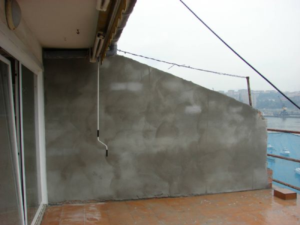 Entre terraza y terraza se han realizado unos muretes separadores en ladrillo, que posteriormente se rasearon y se coloc un cubremuros de hormign polimero. Estos muretes van unidos a la pared por unas varillas de acero inoxidable roscado y se unieron a la capa de mortero que est sobre la impermeabilizacin y bajo la plaqueta. De esta forma el murete queda bien anclado a la pared y al suelo y, al mismo tiempo, la impermeabilizacin no se ve interrumpida por el murete.