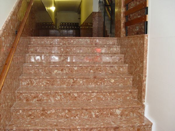 Las escaleras y friso terminadas