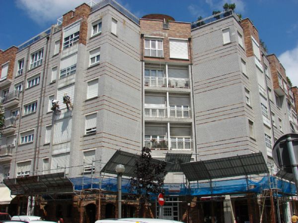 Sellado de juntas de carpinteras.  Reparacin en fachada en Pescadores de Terranova 1, San Sebastian