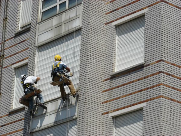 Sellado de juntas de carpinteras.  Reparacin en fachada en Pescadores de Terranova 1, San Sebastian