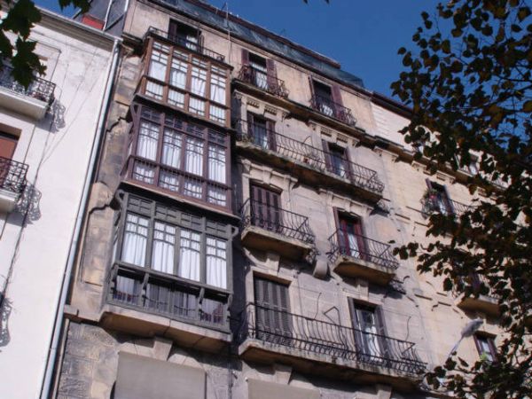 Estado antes de la obra. Tenan filtraciones por las ventanas del mirador y varias zonas podridas, por lo que decidieron cambiar los miradores, obligando el Ayuntamiento a que se realizasen los nuevos en madera, con el mismo diseo que los originales