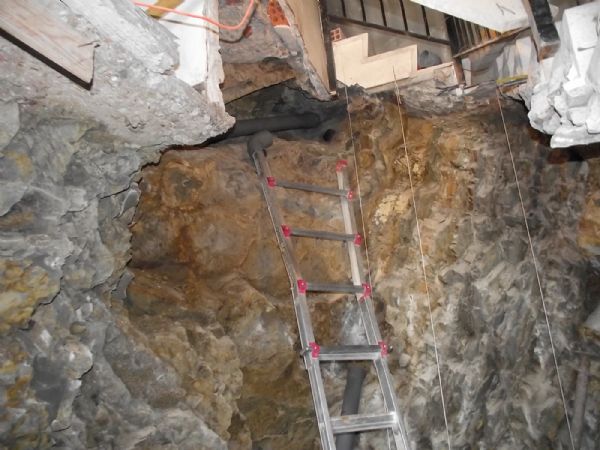 Excavacin en roca para crear el espacio para el ascensor y su foso.