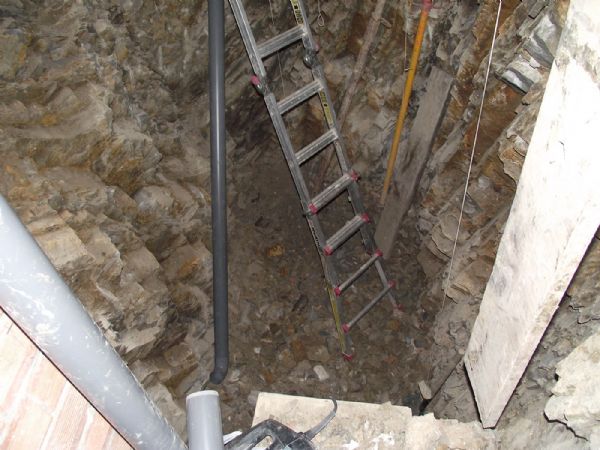 Excavacin en roca para crear el espacio para el ascensor y su foso.