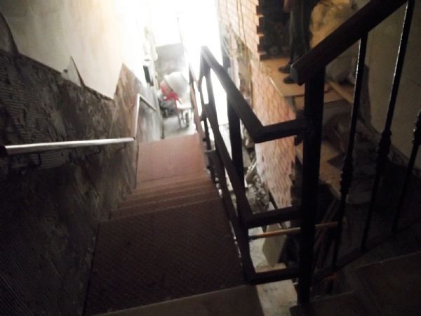 Se observa el soporte de la nueva escalera, en chapa lagrimada y el acceso que se estaba creando para el ascensor.