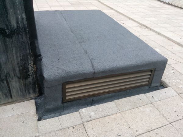 En la cubierta se observa el cierre del ascensor, con la rejilla de ventilacin, al lado de la salida a cubierta.