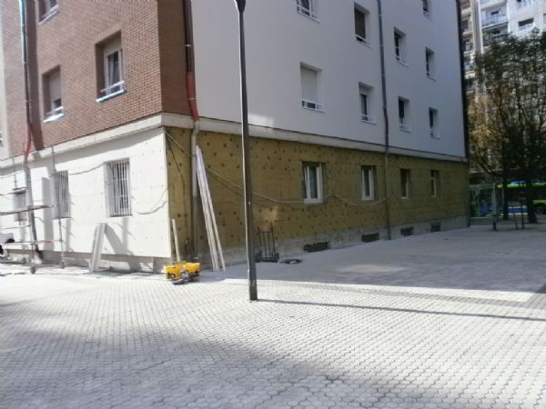 La esquina entre la zona que va con SATE ANTIVANDLICO y la zona que va con VENTILADO CON ACABADO PIEDRA