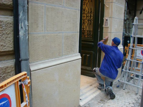 realizacin de mortero imitacin piedra en la fachada del portal