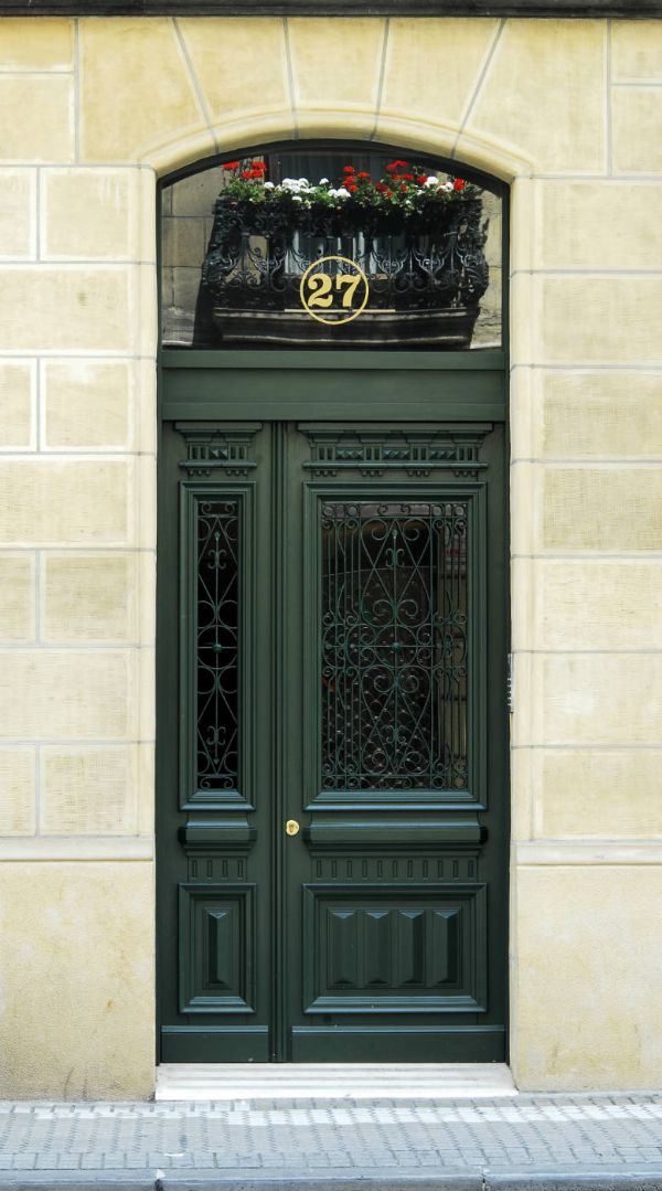 la fachada terminada, con la piedra hidrofugada. La puerta del portal es nueva, realizada según el diseño de la puerta original.