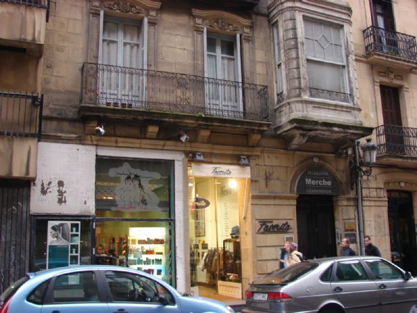 estado original de la planta baja, con la cristalera del local de la izquierda a pao de fachada y con escaparate superpuesto en la fachada de piedra