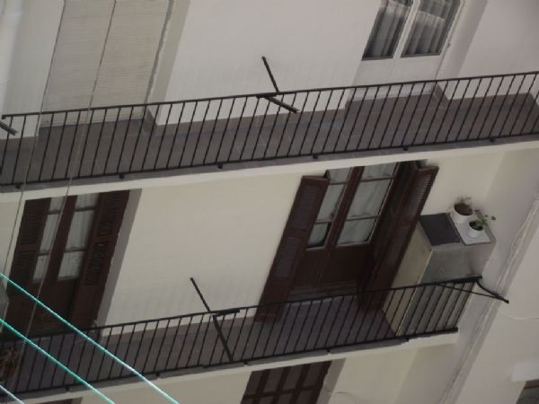 La fachada terminada, con algunos balcones alicatados