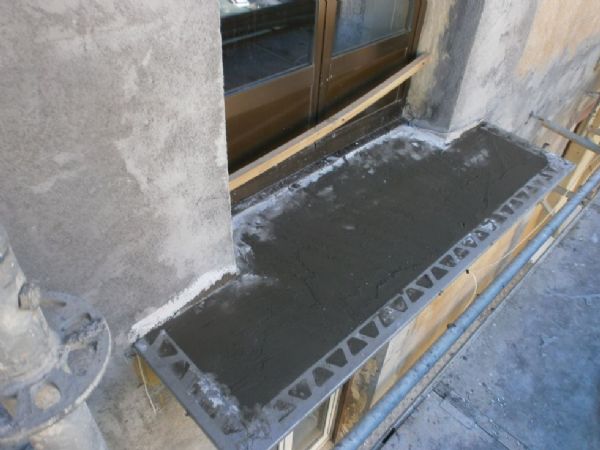 Impermeabilización de suelos de balcones y colocación de goterón de aluminio