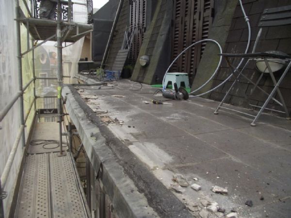 Desmontaje de la barandilla de terraza del 6 para impermeabilizar el suelo