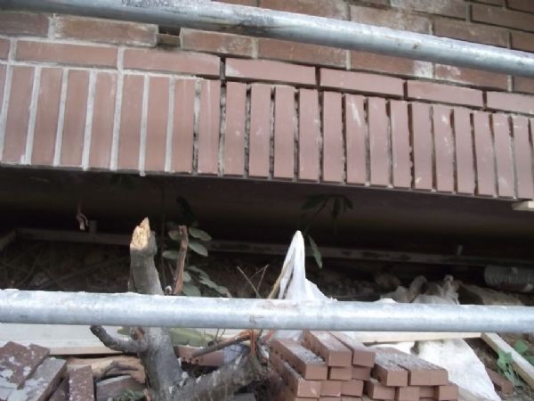 Rejunteando, una vez colocada la nueva plaqueta de caravista en los frentes de balcones