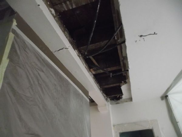 Realizar cortinas separando zona de trabajo del resto y apertura de techo