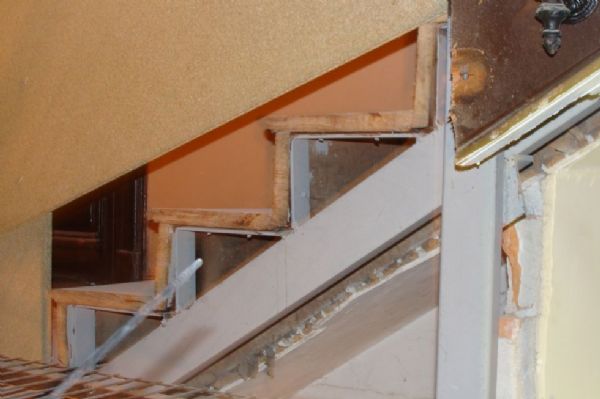 Colocados los refuerzos bajo la escalera y recortada la escalera