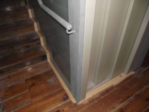 Colocación de tapeta de madera para tapar el hueco enla escalera y el cierre
