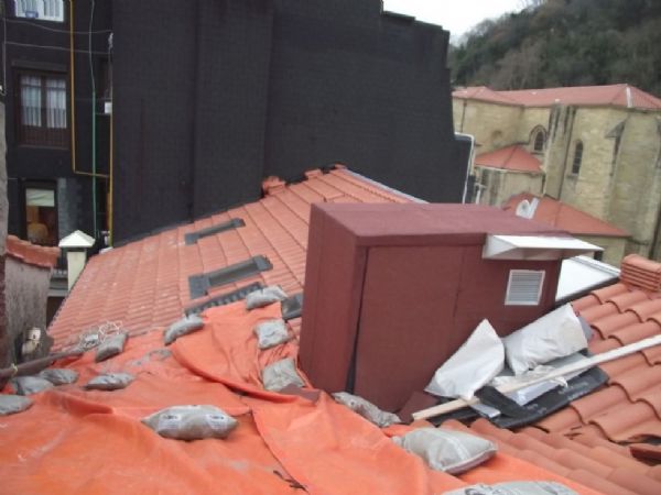 El casetn del ascensor, impermeabilizado con doble tela, a 2 mineral. Se observa la rejilla de ventilacin