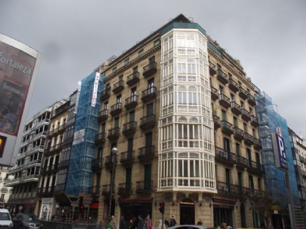 El mirador del chfaln terminado y el andamio montado para hacer el otro mirador a calle urbieta