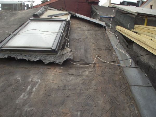 La cubierta una vez demolida la teja, tenia tela debajo