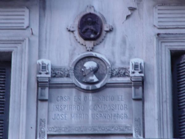 estado de placa conmemorativa en piedra, antes de obra