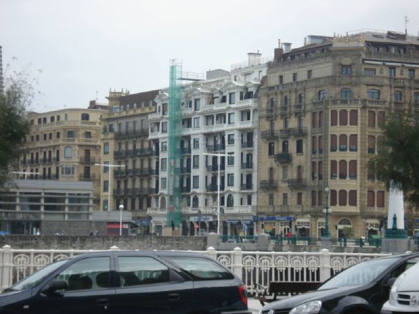 para realizar la fachada posterior sin pasar por los bajos se coloc un montacargas en la fachada principal, con descarga en la cubierta, por donde se acceda a la fachada posterior