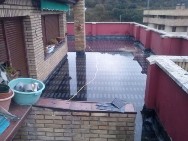 Una vez demolido el suelo y impermeabilizado, realizando la prueba de agua