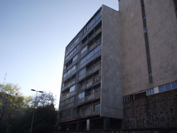 Fin obra fachadas, se observa la diferencia entre la fachada de la derecha sin tratar y la que hemos tratado a la derecha